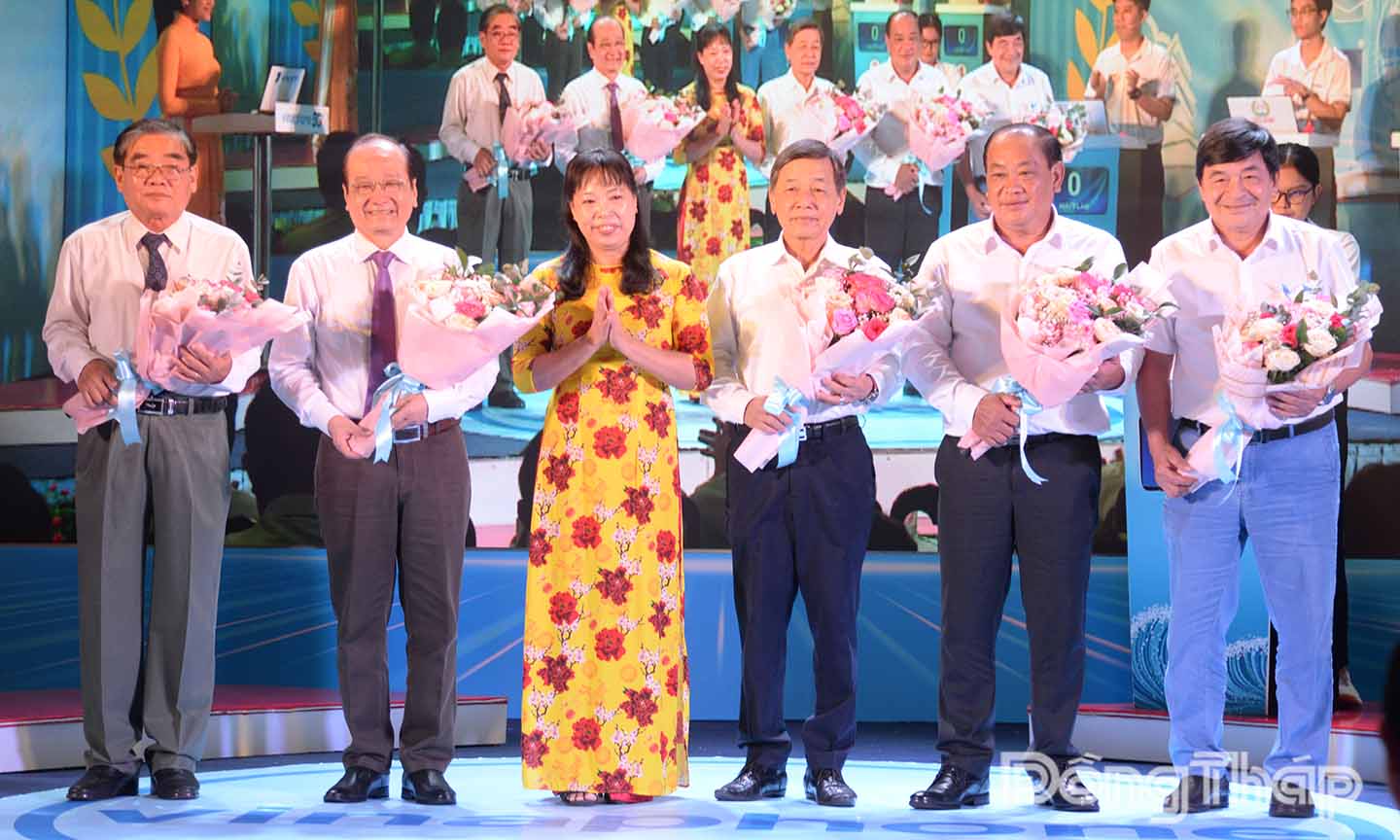Tổng Biên tập Báo và phát thanh, truyền hình Đồng Tháp Ngô Thị Ngọc Hạnh tặng hoa cho Các đồng chí nguyên lãnh đạo có nhiều năm tham gia và chỉ đạo sản thực hiện chương trình