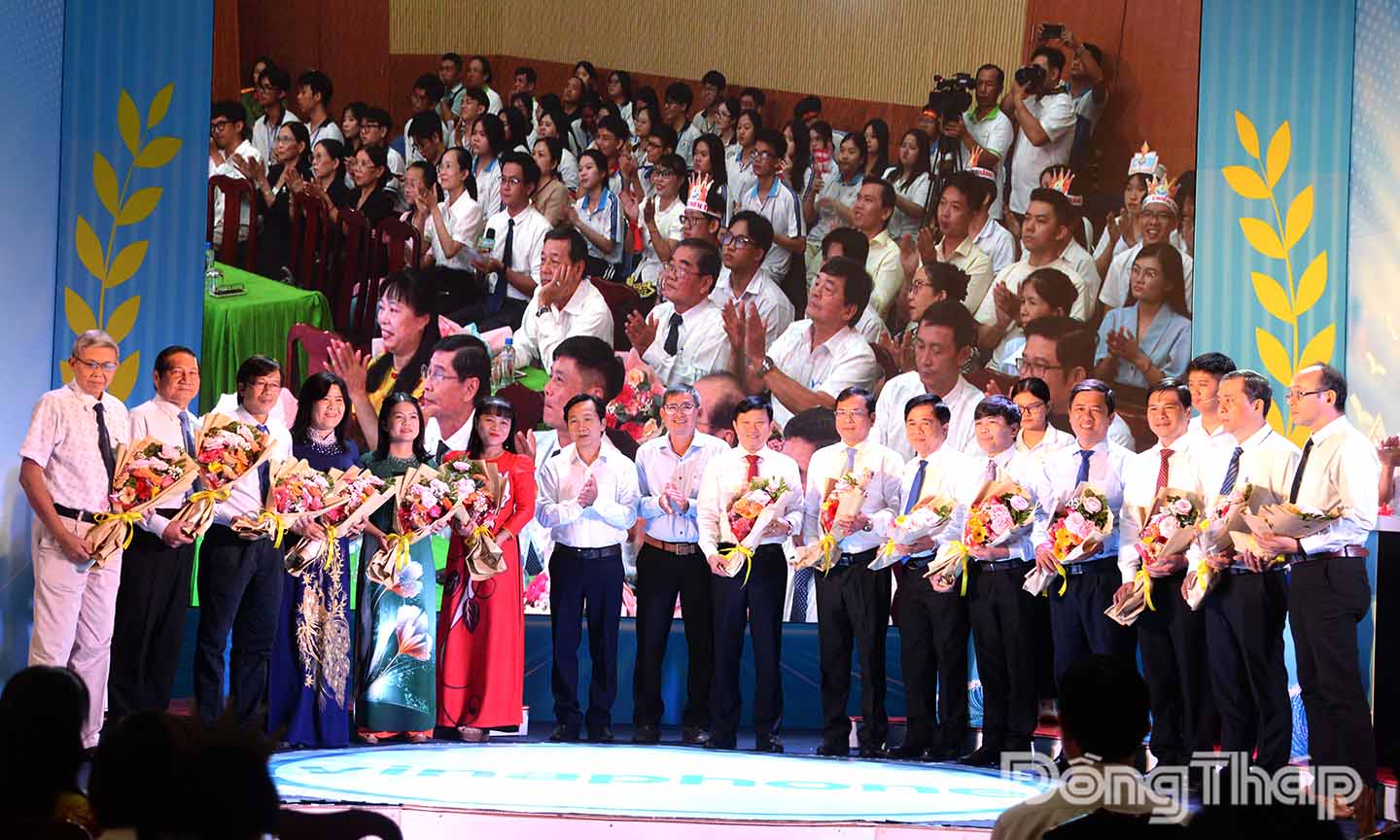 Tặng hoa cho hội đồng cố vấn. 