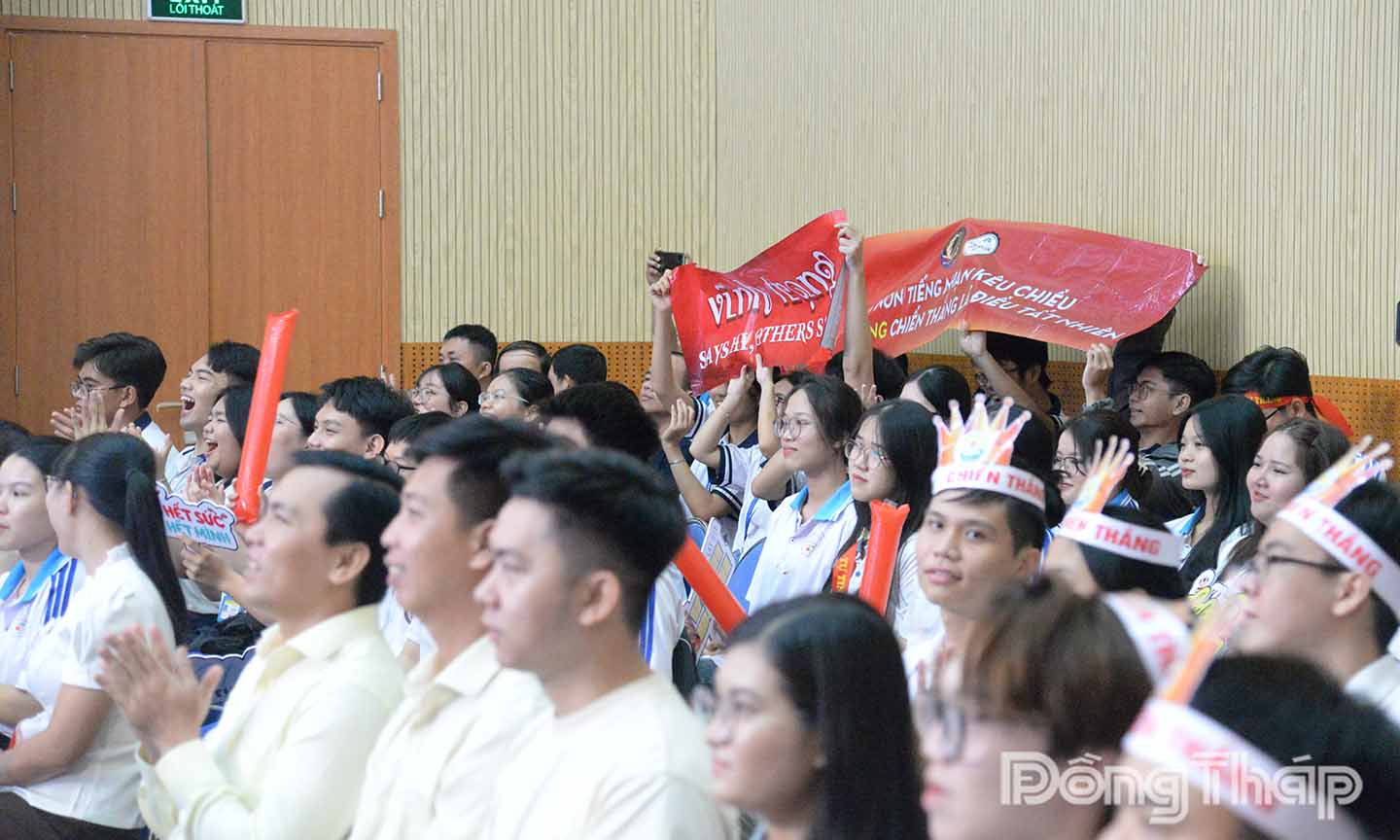 Các cổ động viên tại điểm cầu phim trường Báo và phát thanh, truyền hình Đồng Tháp