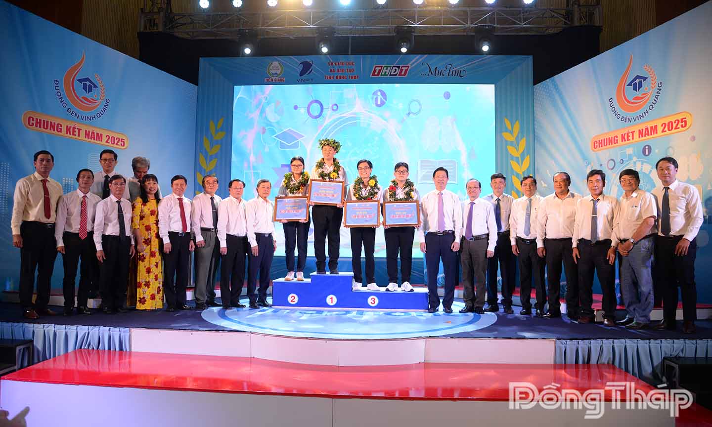 Các đồng chí lãnh đạo và thí sinh chụp ảnh lưu niệm. 