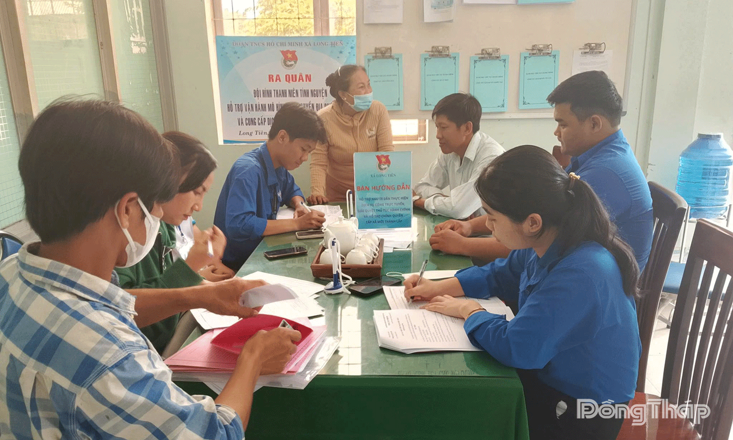 hỗ trợ bà con thực hiện các thủ tục hành chính công trực tuyến