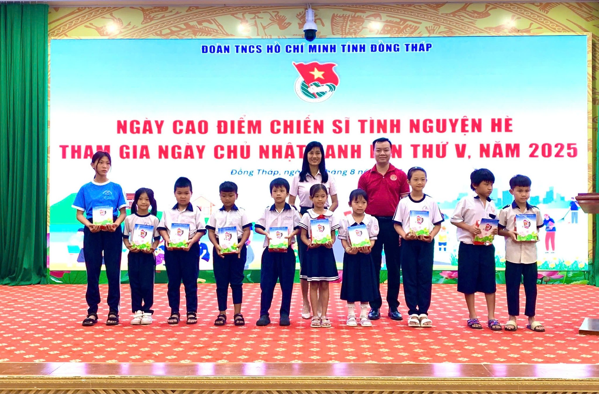 trao tặng 20 suất học bổng, quà cho học sinh khó khăn tiếp bước đến trường 