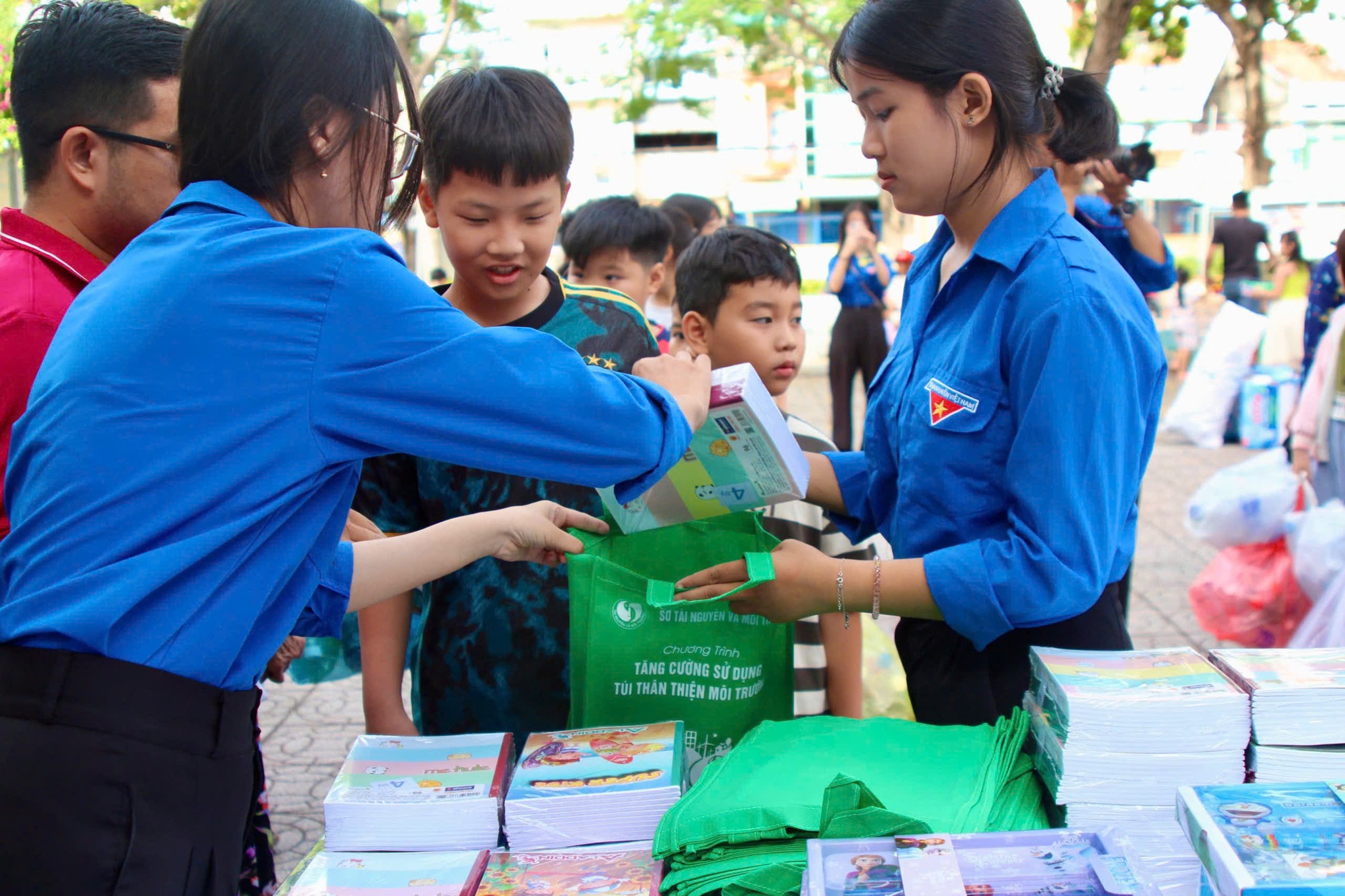 đổi rác thải nhựa nhận quà 