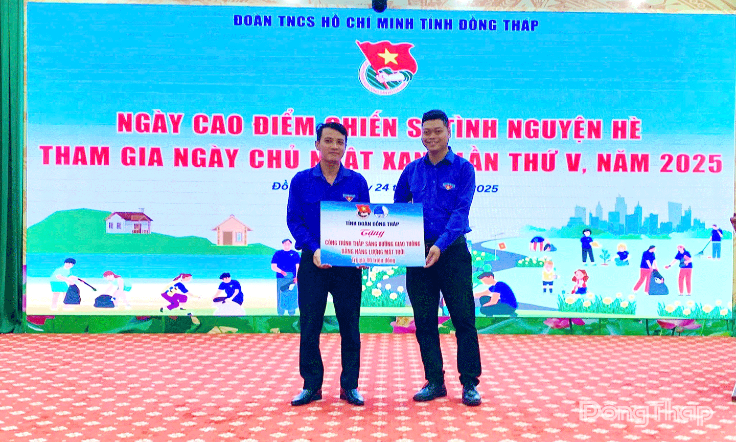 tặng công trình thắp sáng đường quê bằng đèn năng lượng mặt trời