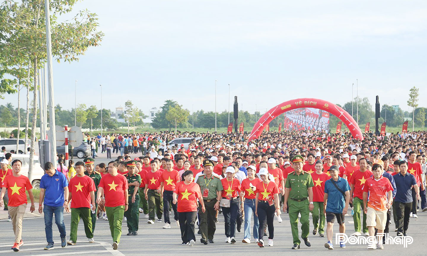 Hòa chung không khí phấn khởi chào mừng kỷ niệm ngày Lễ lớn của dân tộc, Lực lượng vũ trang cùng cán bộ, viên chức tỉnh Đồng Tháp háo hức tham gia sự kiện  “Cùng Việt Nam tiến bước” . 	                                                                                                                                                                                                                                                                                                                    Ảnh: Tuấn Lâm