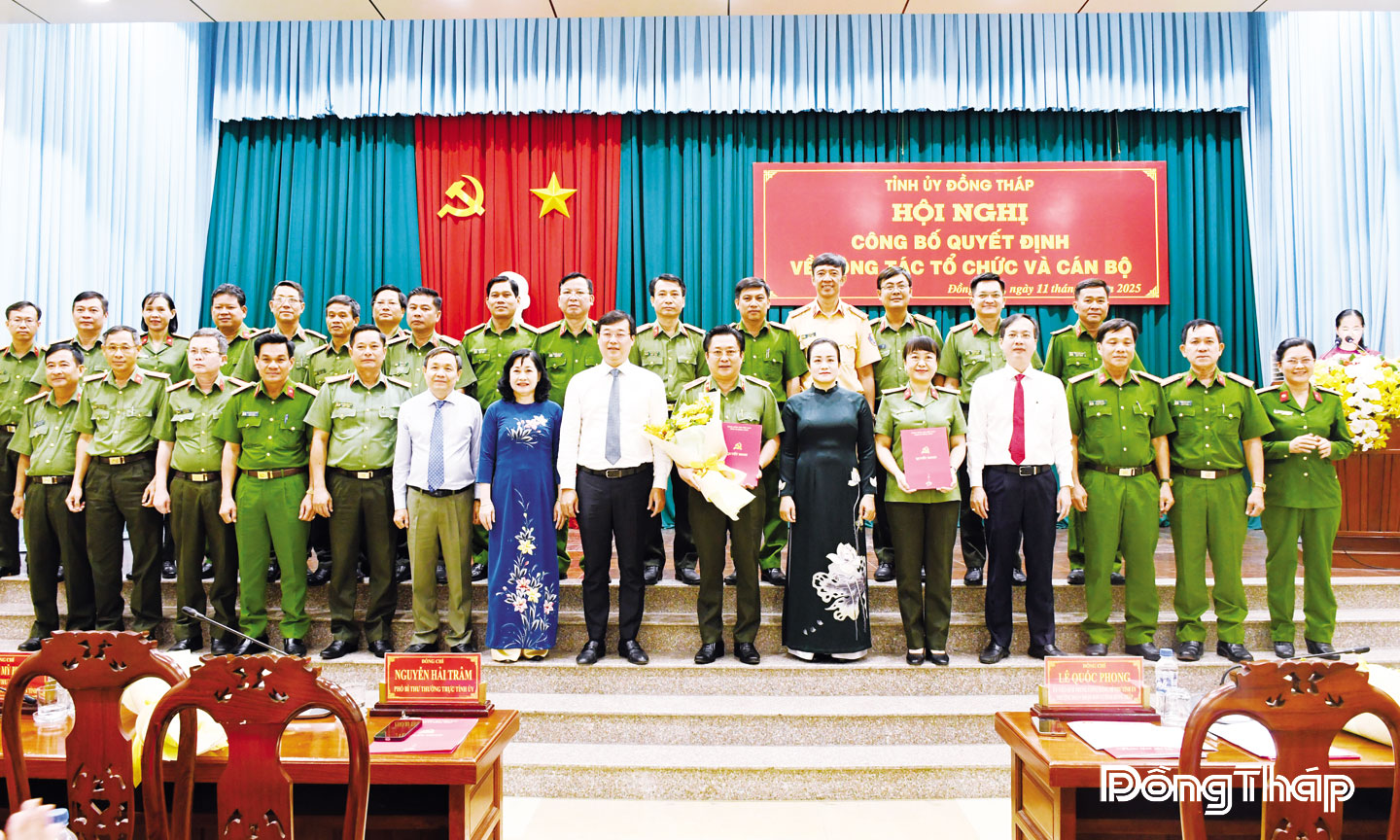 Đồng chí Lê Quốc Phong, Ủy viên Ban Chấp hành Trung ương Đảng, Bí thư Tỉnh ủy, Trưởng đoàn Đại biểu Quốc hội tỉnh và đồng chí Trần Trí Quang, Phó Bí thư Tỉnh ủy, Chủ tịch Ủy ban nhân dân tỉnh trao Quyết định chỉ định Ban Chấp hành Đảng bộ Công an tỉnh, nhiệm kỳ 2025 - 2030.                                       Ảnh: Thanh Việt   