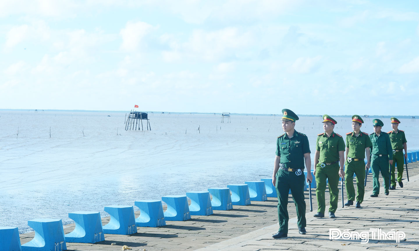 Công an xã Gò Công Đông phối hợp Đồn Biên phòng Tân Thành tuần tra đảm bảo an ninh, trật tự tuyến biển Ảnh: Duy Nhựt