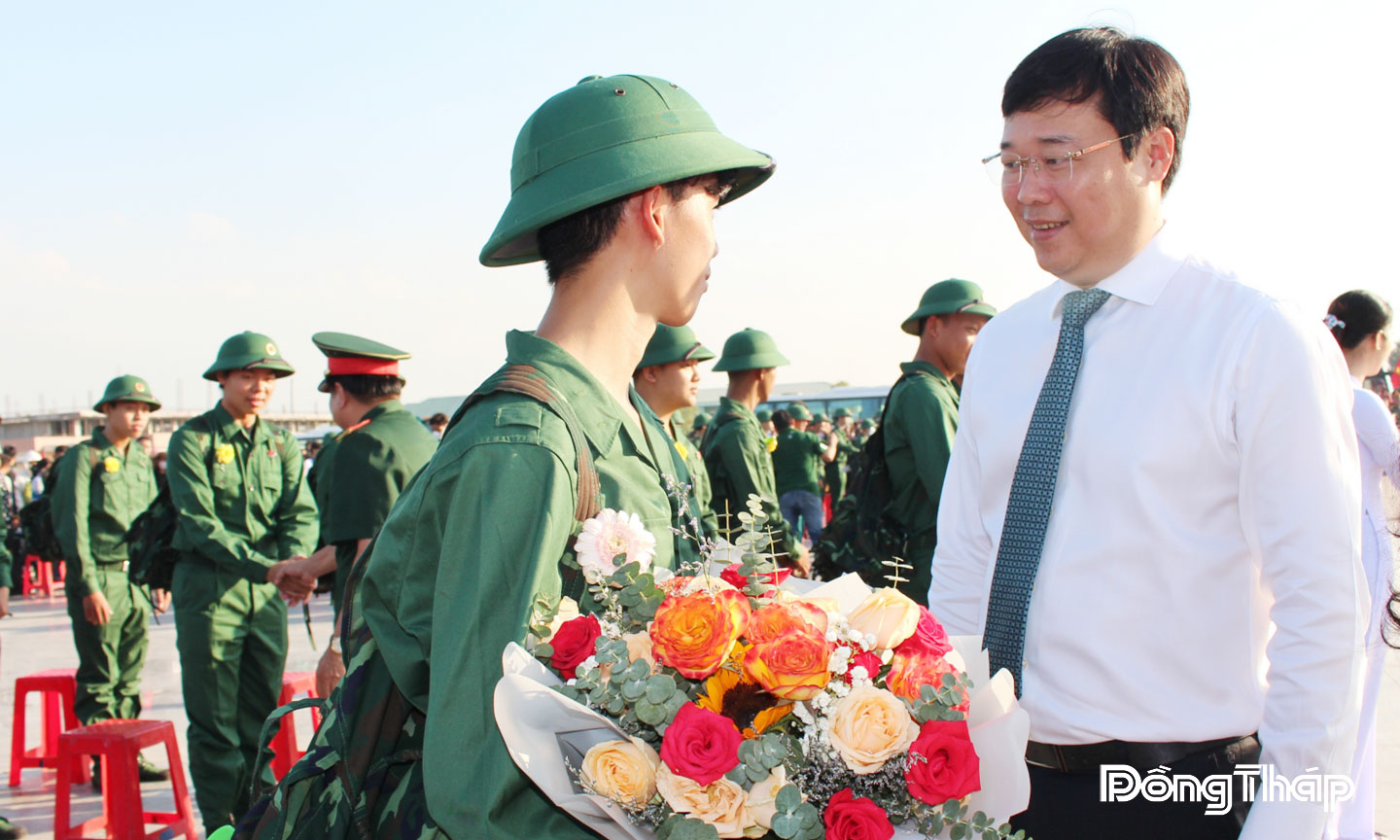 Đồng chí Lê Quốc Phong, Ủy viên Ban Chấp hành Trung ương Đảng, Bí thư Tỉnh ủy, Bí thư Đảng ủy Quân sự tỉnh động viên thanh niên lên đường bảo vệ Tổ quốc năm 2025. Ảnh: Trung Thắng