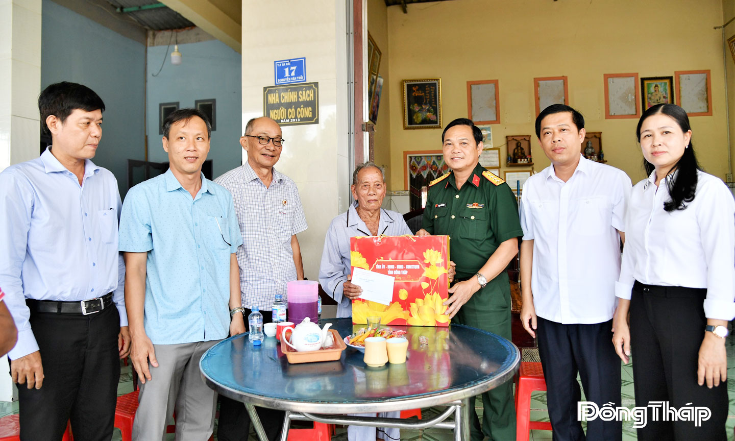 Đại tá Phạm Văn Thanh, Ủy viên Ban Thường vụ Tỉnh ủy, Chỉ huy trưởng Bộ Chỉ huy Quân sự tỉnh thăm, tặng quà cho ông Nguyễn Đòi (cha liệt sĩ Nguyễn Văn Tiến) ngụ xã Tân Hồng, tỉnh Đồng Tháp. Ảnh: Phan Thắng