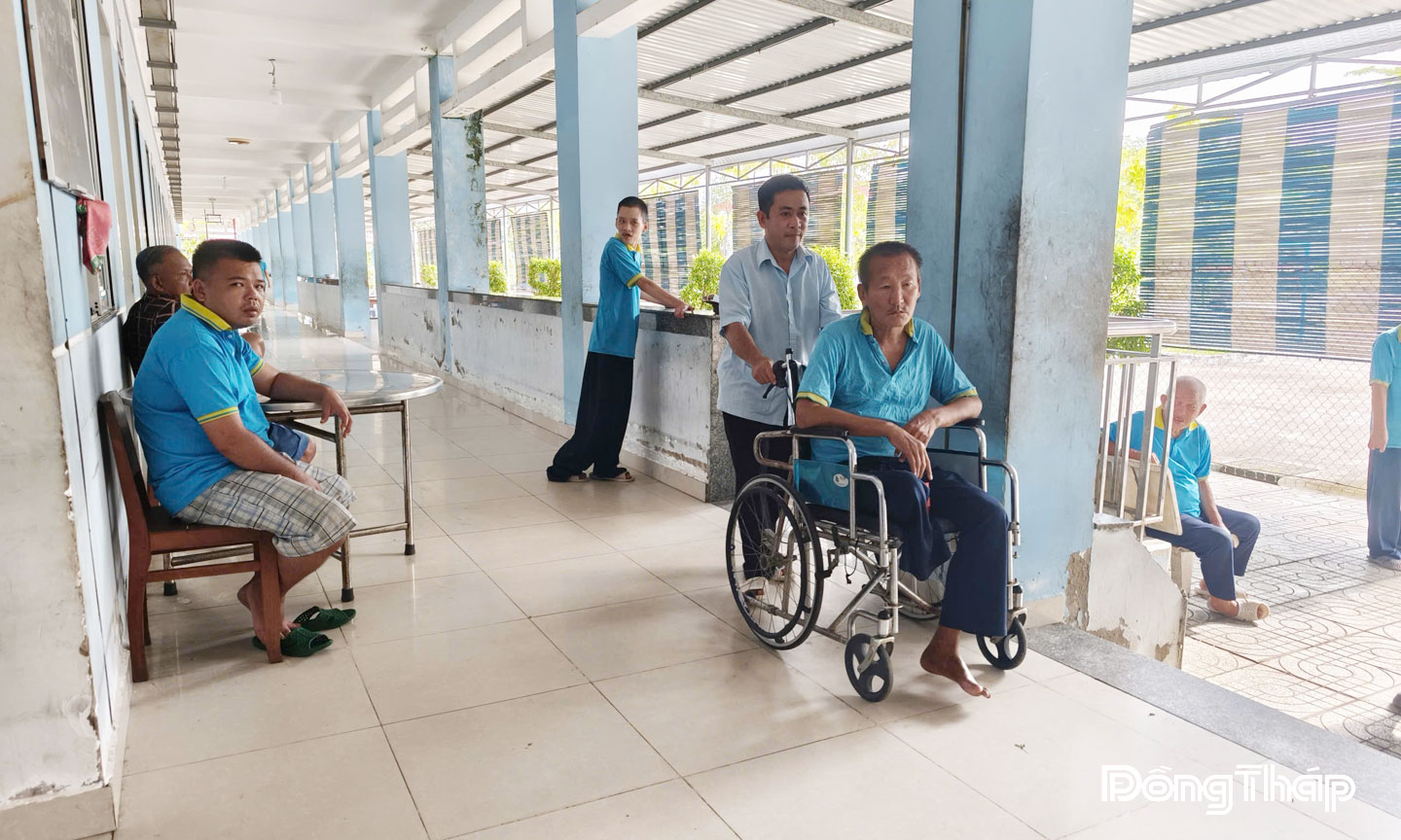 Anh Nguyễn Văn Mến (người đẩy xe) tận tụy với công việc tại Trung tâm  Công tác xã hội tỉnh. 