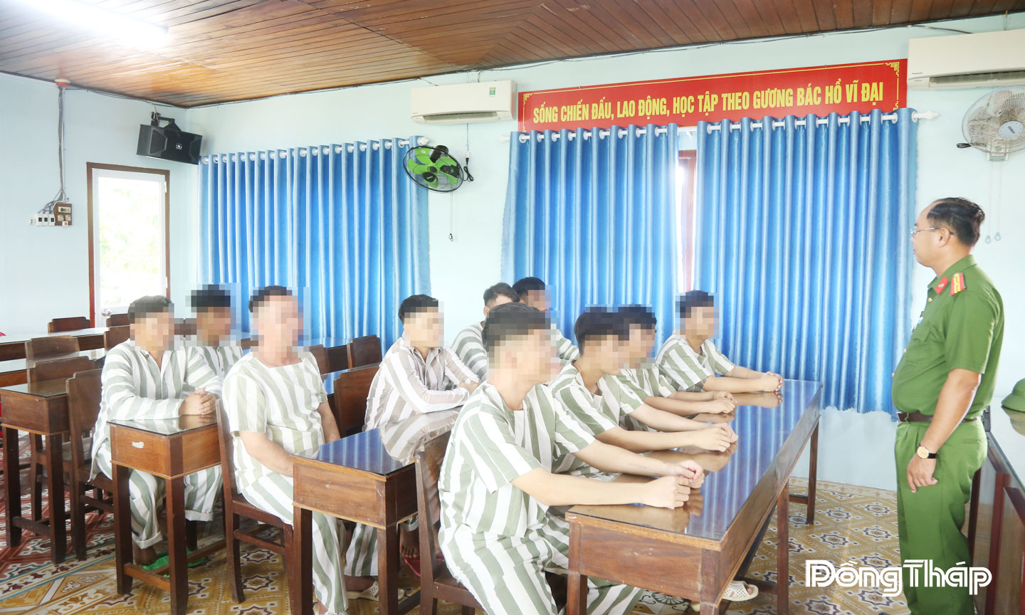 Các phạm nhân đủ điều kiện đặc xá được cán bộ Quản giáo tuyên truyền chủ trương, đường lối của Đảng, chính sách, pháp luật của Nhà nước.