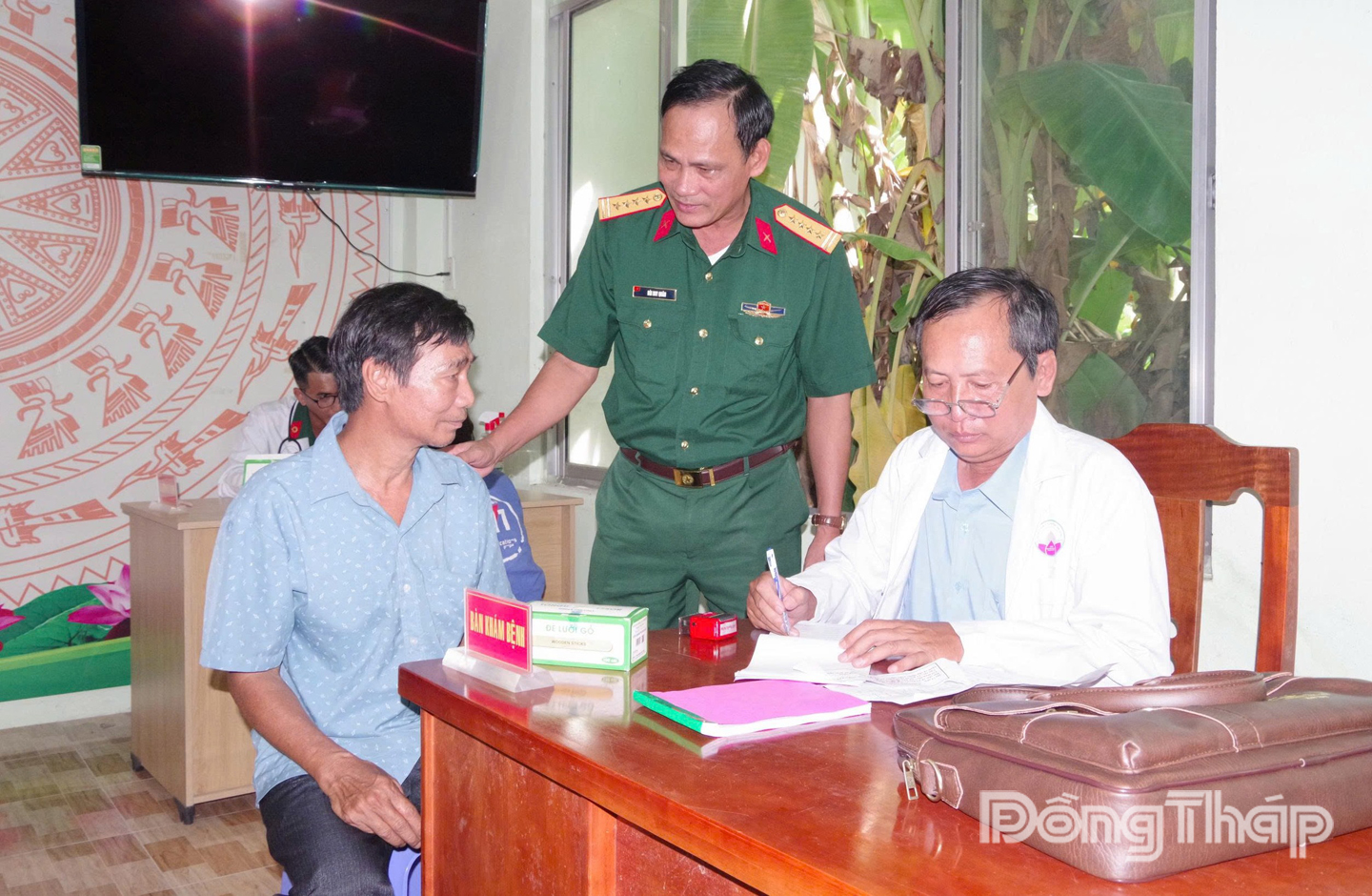 Đại tá Bùi Duy Quân, Đoàn trưởng Đoàn Kinh tế Quốc phòng 959 (thứ 2 từ bên trái sang) thăm hỏi người dân đến khám bệnh.