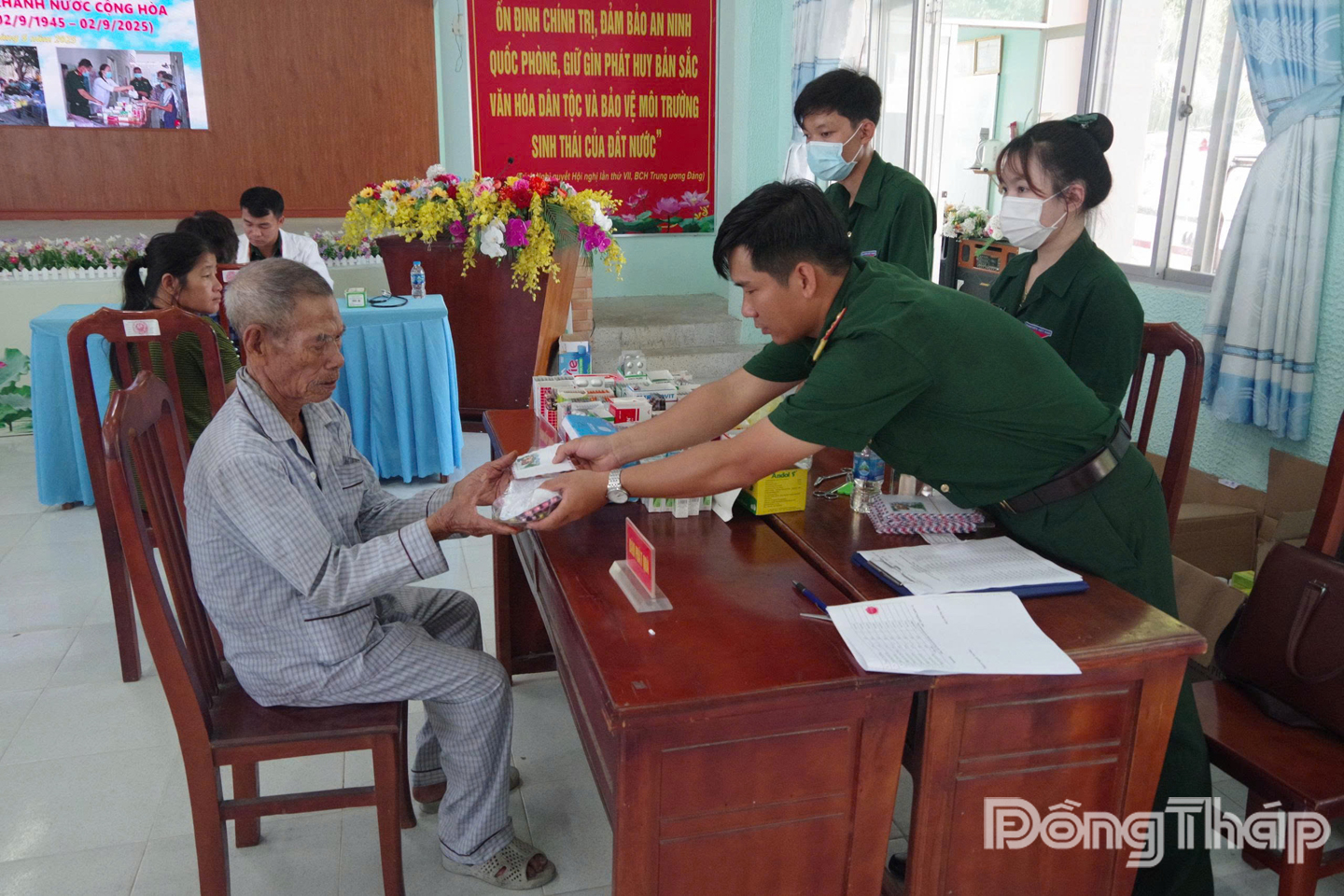Phát thuốc miễn phí cho người dân.