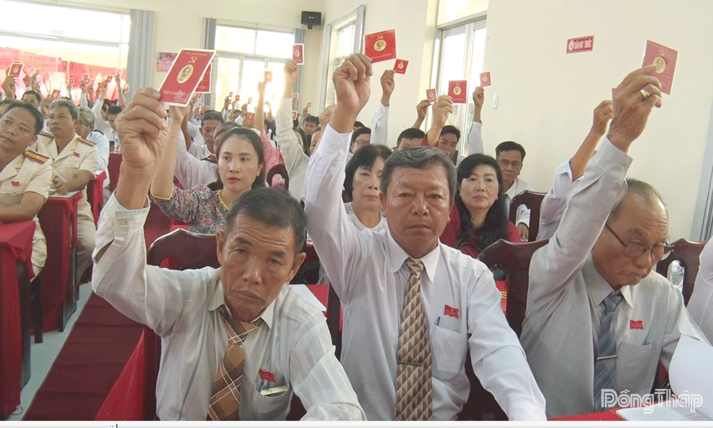 Đại biểu tham gia biểu quyết tại Đại hội