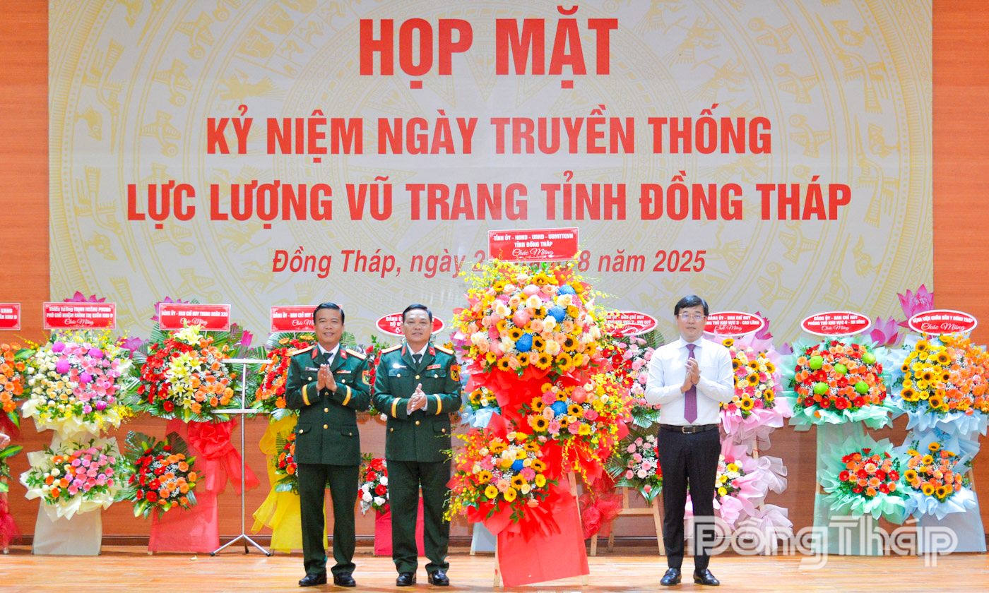Đồng chí Lê Quốc Phong tặng lẵng hoa của Tỉnh ủy, HĐND, UBND, Ủy ban MTTQ Việt Nam tỉnh chúc mừng LLVT tỉnh.