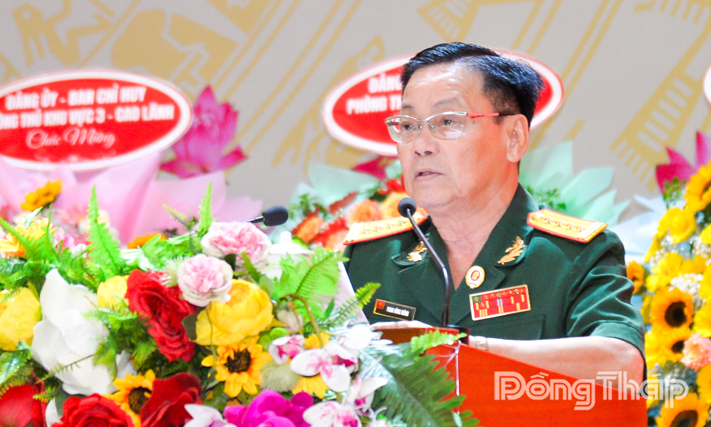 Đại tá Phan Hùng Mãnh, Chủ tịch Hội Cựu Chiến binh tỉnh phát biểu tại buổi họp mặt.