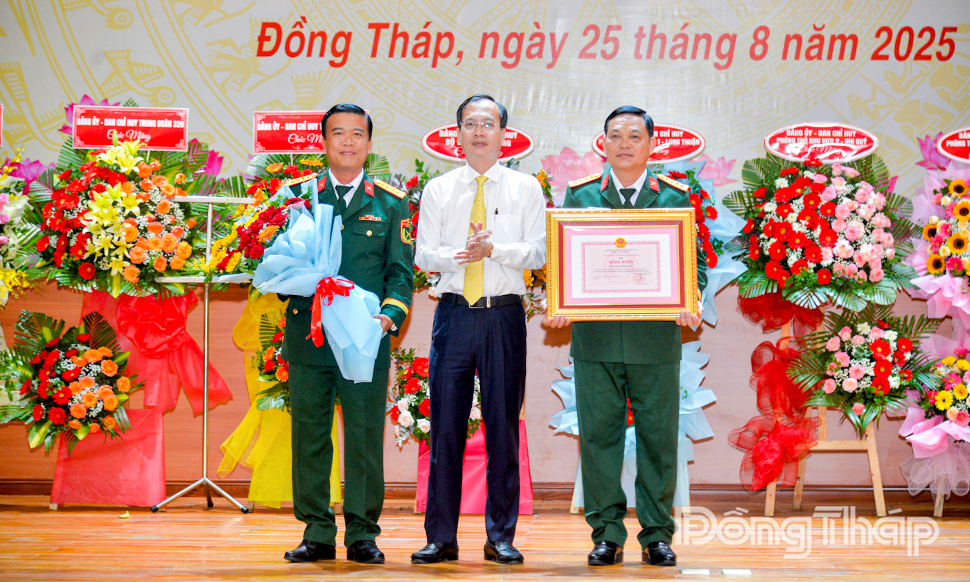 Đồng chí Trần Trí Quang trao Bằng khen của UBND tỉnh cho Bộ Chỉ huy quân sự tỉnh.