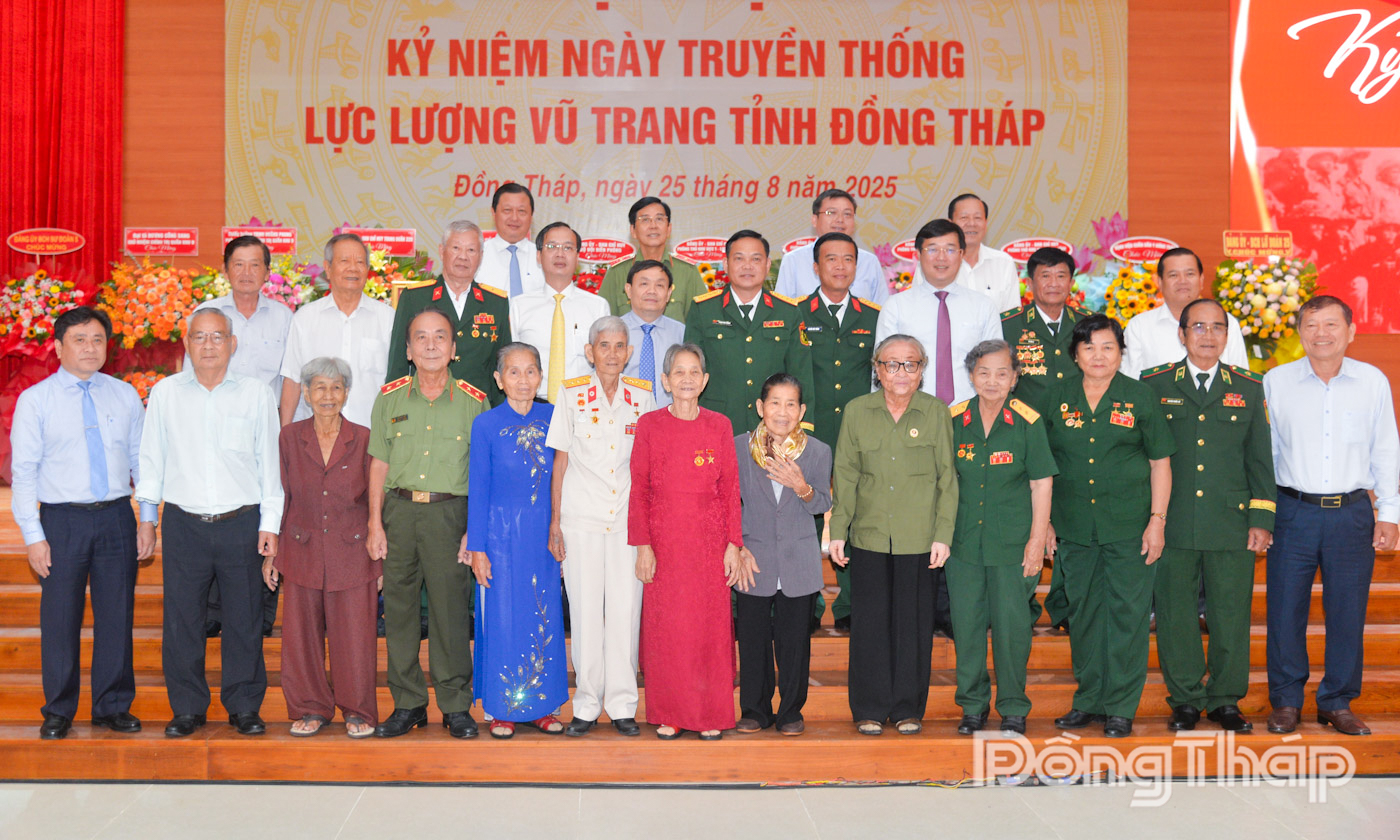 Lãnh đạo tỉnh chụp ảnh lưu niệm với các Mẹ Việt Nam Anh hùng, các Anh hùng LLVT nhân dân; tướng lĩnh Quân đội, Công an, Biên phòng.