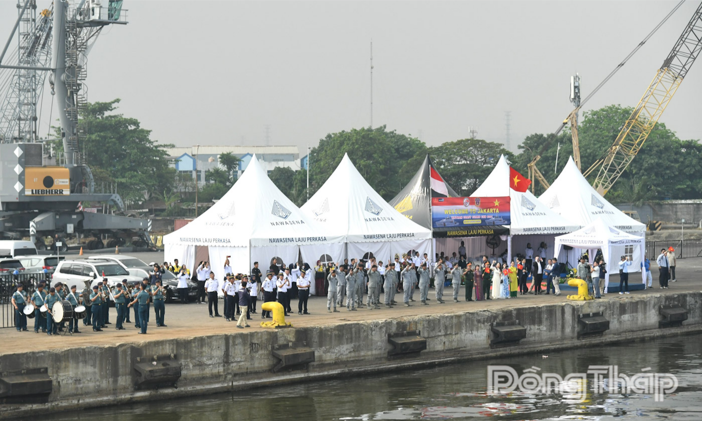 Quang cảnh lễ đón đoàn cập cảng.