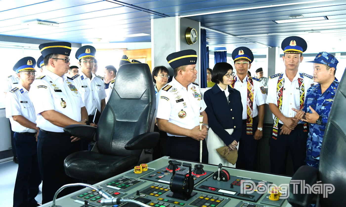 Tư lệnh lực lượng Cảnh sát biển Indonesia và đoàn công tác tham quan Tàu Cảnh sát biển Việt Nam 8001.