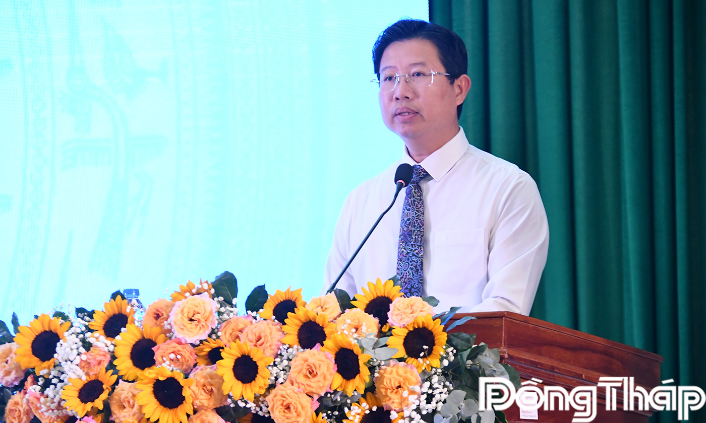Đồng chí Huỳnh Minh Tuấn phát biểu tại buổi họp mặt