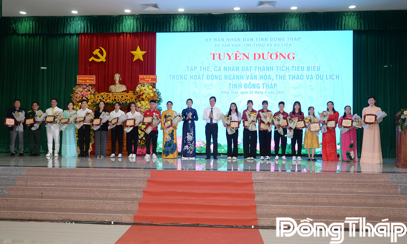Đồng chí Nguyễn Thành Diệu và đồng chí Nguyễn Thị Uyên Trang biểu dương các tập thể, cá nhân tại buổi họp mặt