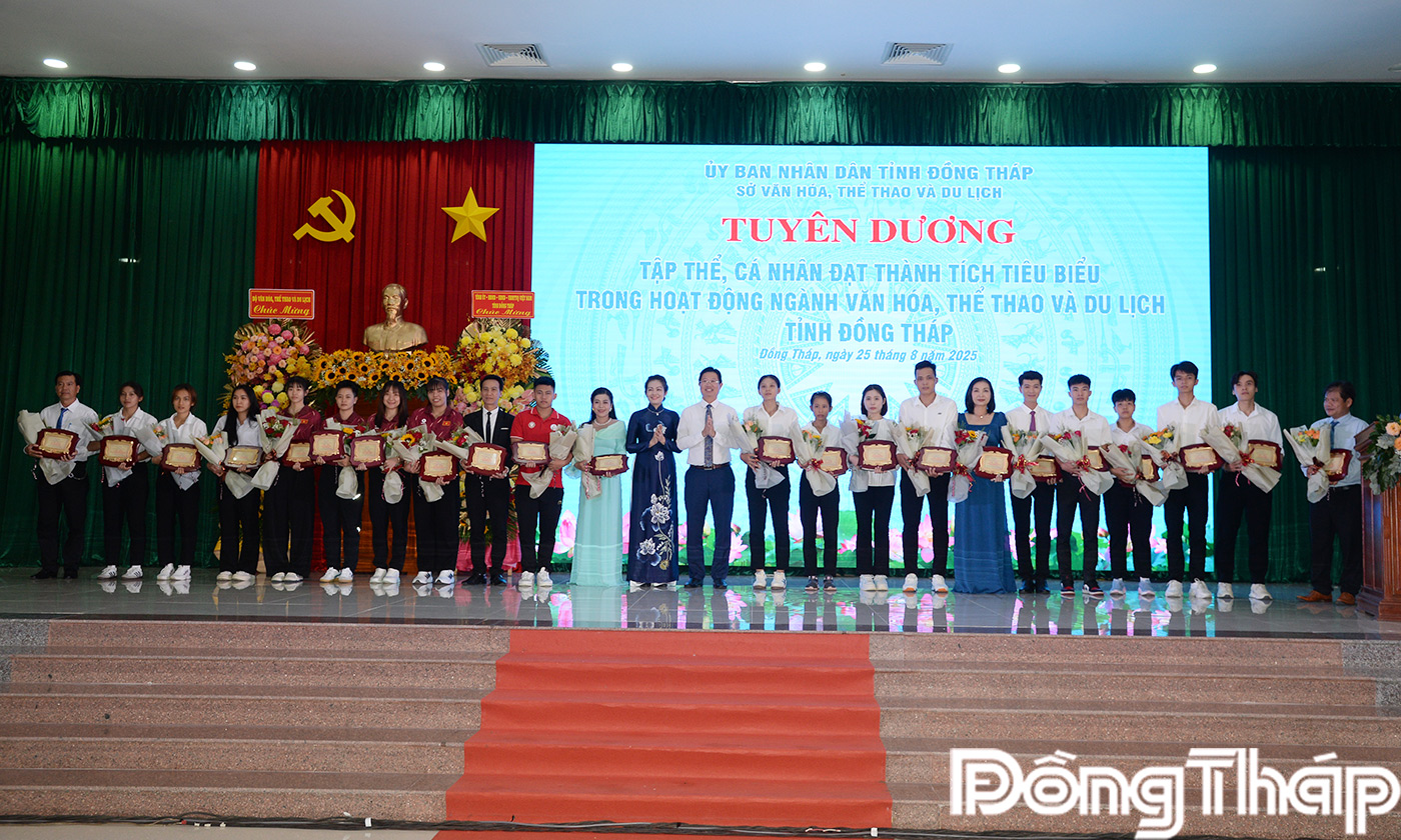 Đồng chí Huỳnh Minh Tuấn và đồng chí Nguyễn Thị Uyên Trang trao biểu trưng biểu dương các tập thể, cá nhân tại buổi họp mặt