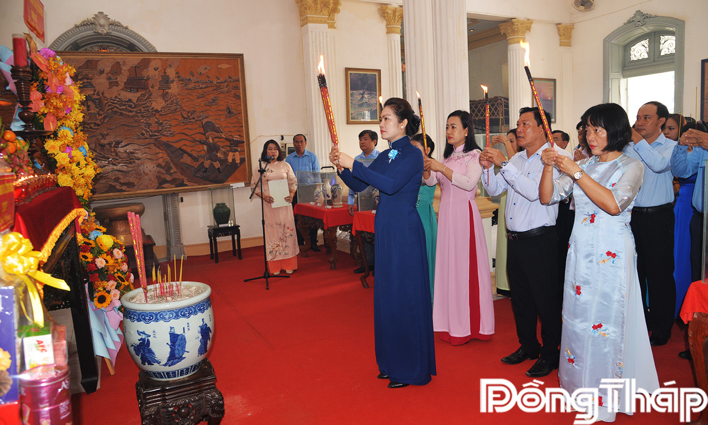 Trước đó, sáng cùng ngày, Đoàn Ban Giám đốc, lãnh đạo các phòng, đơn vị trực thuộc Sở, cán bộ, công chức ngành VHTT&DL tỉnh đã đến viếng, dâng hương tưởng niệm Vua Hùng tại Bảo tàng tỉnh