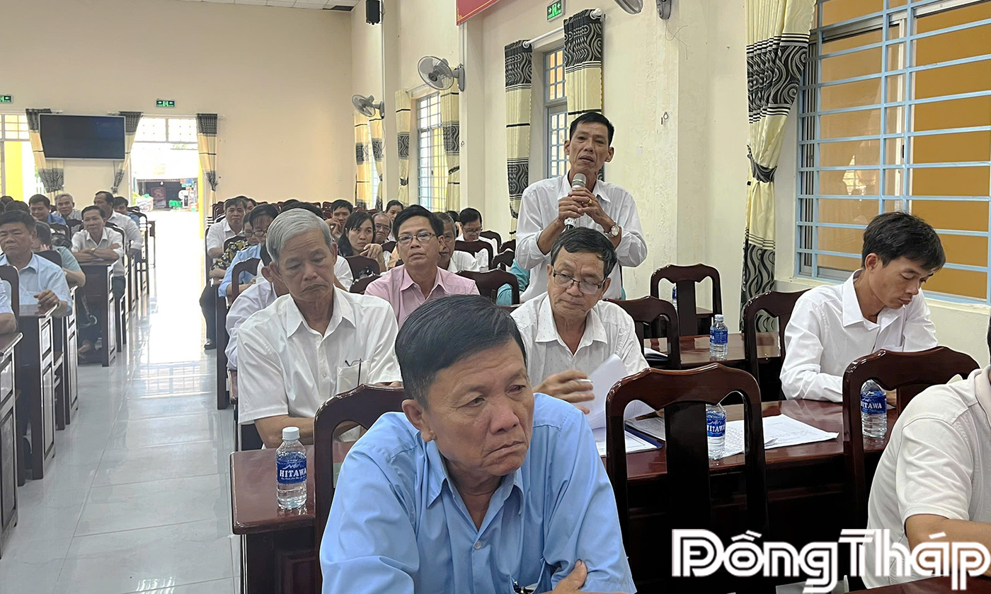 Cử tri xã Mỹ Lợi phát biểu tại buổi tiếp xúc