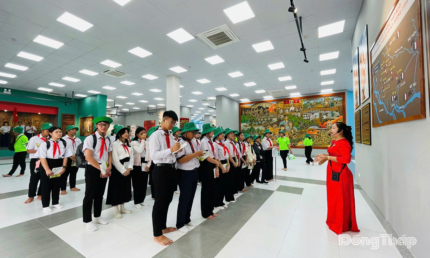 Thiếu nhi tham qua Nhà Trưng bày tại Khu di tích Quốc gia đặc biệt Gò Tháp