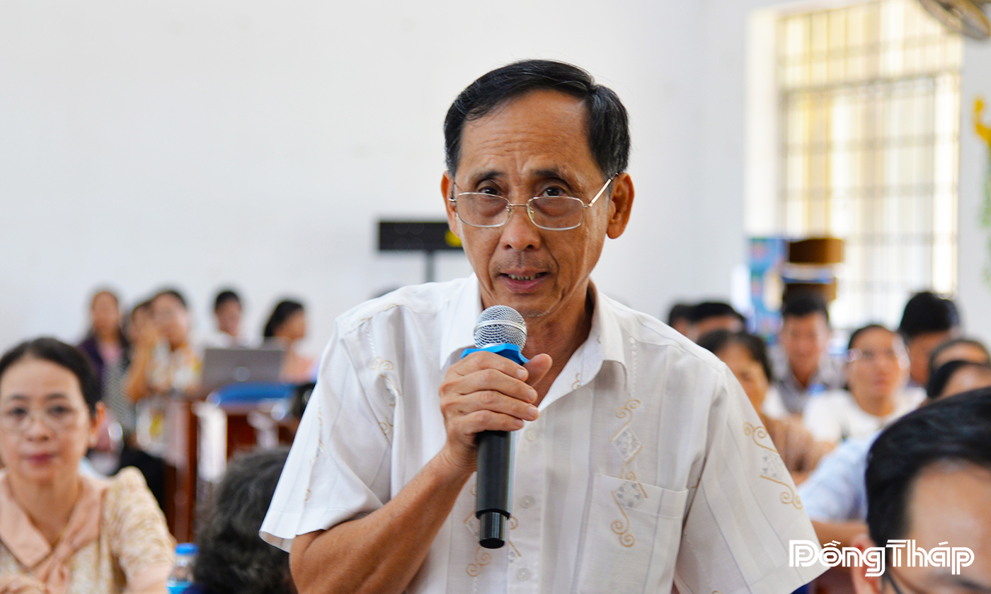 Cử tri phản ánh, kiến nghị tại buổi tiếp xúc. 