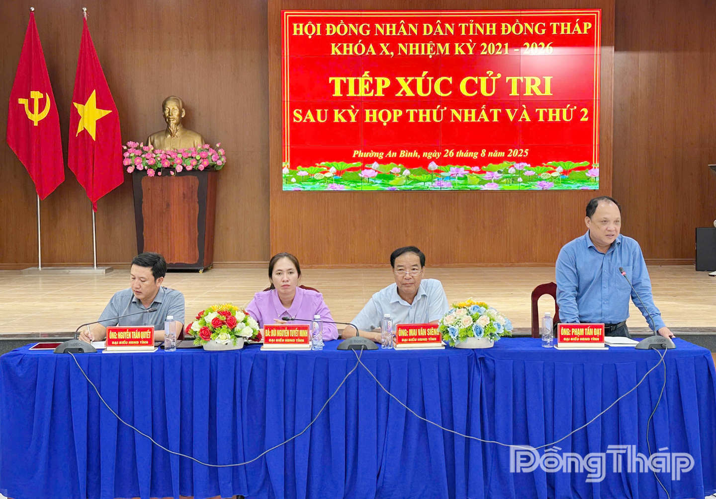 DƯƠNG ÚT  Tổ đại biểu số 9, Hội đồng nhân dân tỉnh Đồng Tháp tiếp xúc cử tri phường An Bình.