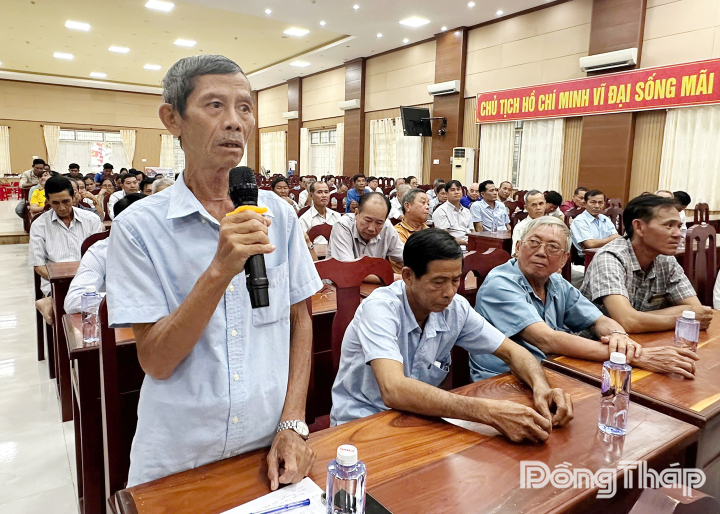 Cử tri phường An Bình phát biểu ý kiến.