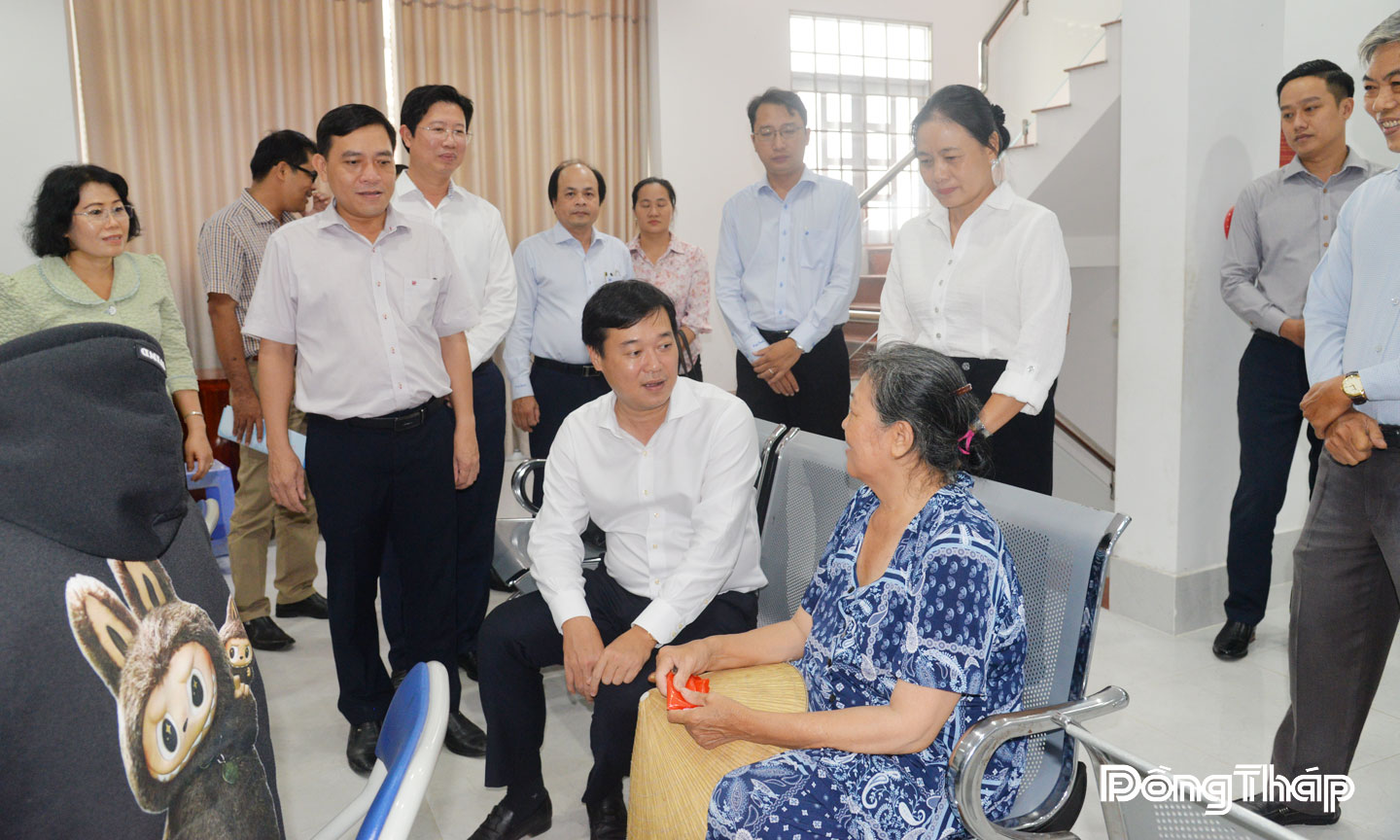 Đồng chí Lê Quốc Phong, Ủy viên Ban Chấp hành Trung ương Đảng, Bí thư Tỉnh ủy, Trưởng đoàn Đại biểu Quốc hội tỉnh Đồng Tháp thăm hỏi người dân về mức độ  hài lòng khi thực hiện dịch vụ tại Trung tâm Phục vụ hành chính công  phường Mỹ Tho.                                                                                                                                  Ảnh: THỦY HÀ 