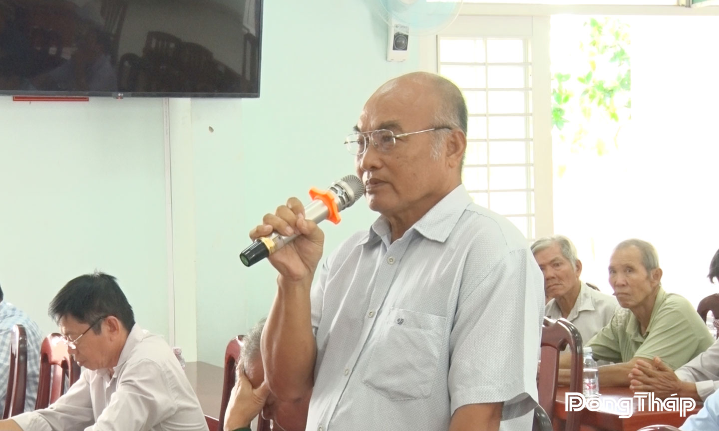 Cử tri nêu ý kiến, kiến nghị tại buổi tiếp xúc.