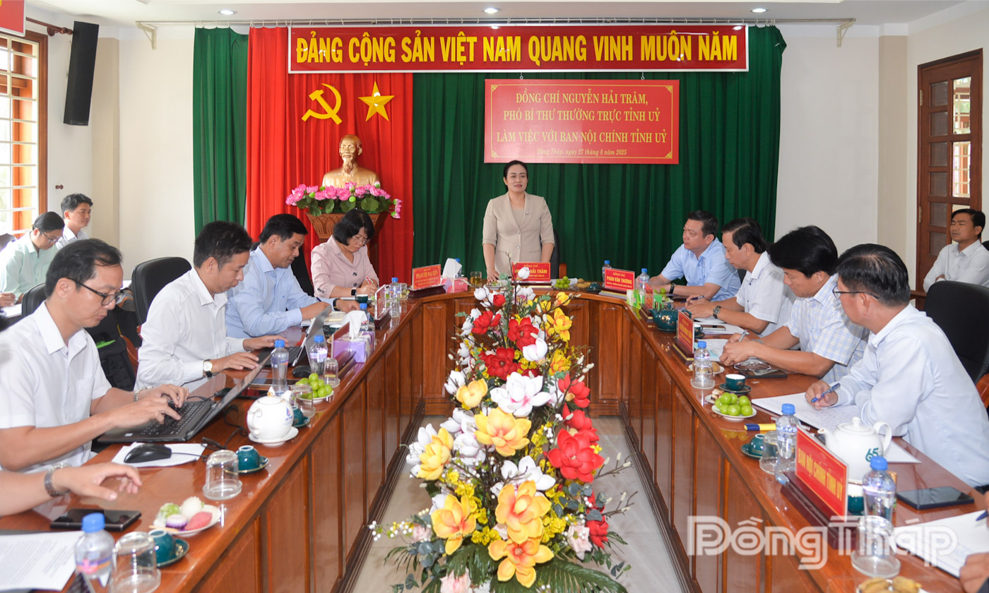 Quang cảnh buổi làm việc.