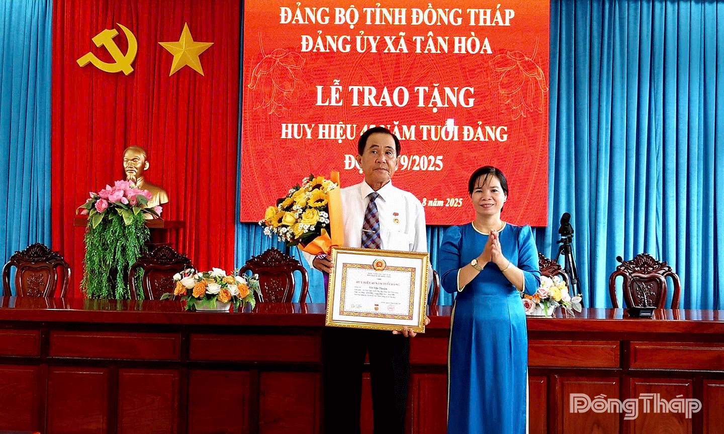 Đồng chí Nguyễn Thị Huỳnh Trang Huy hiệu 45 năm tuổi Đảng được trao cho đồng chí Võ Văn Thuận,