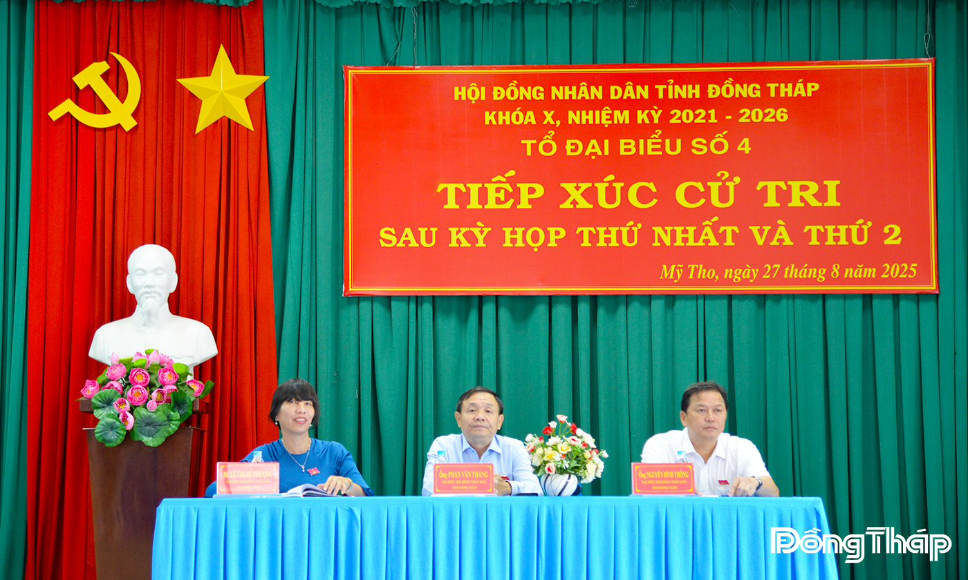 Tổ Đại biểu HĐND tỉnh lắng nghe ý kiến của cử tri. 