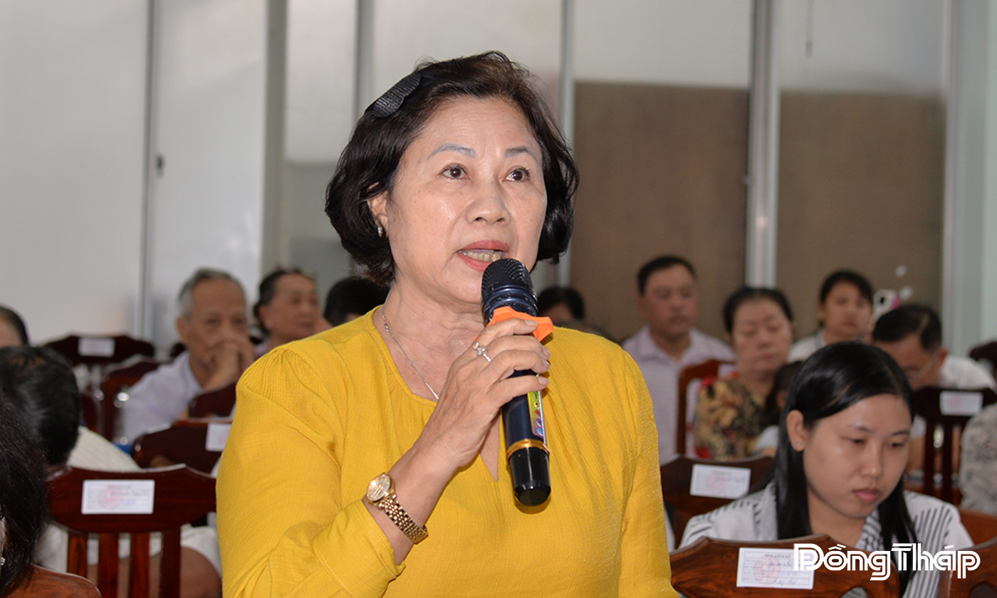Cử tri phản ánh, kiến nghị tại buổi tiếp xúc. 