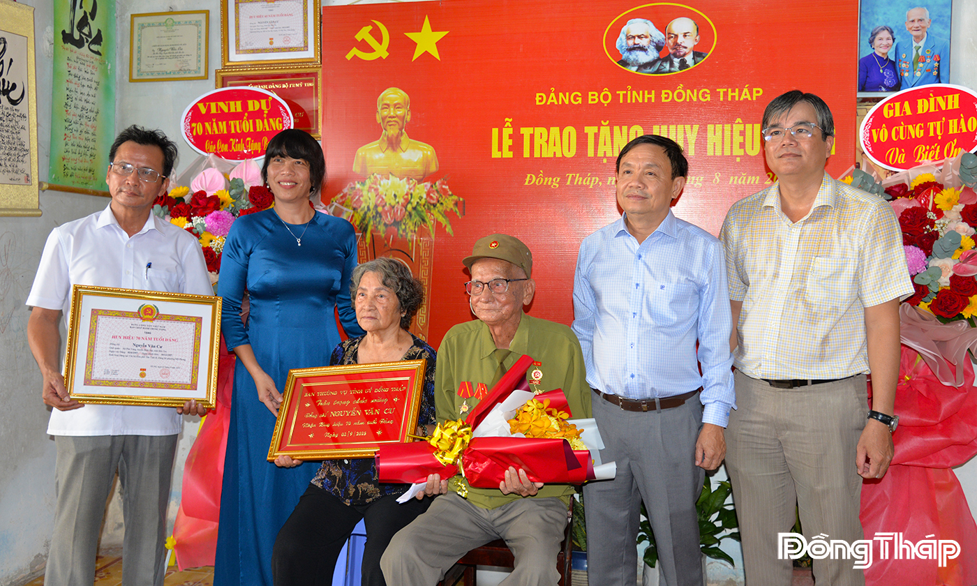 Lãnh đạo tỉnh và lãnh đạo địa phương chụp hình lưu niệm cùng đồng chí Nguyễn Văn Cư.