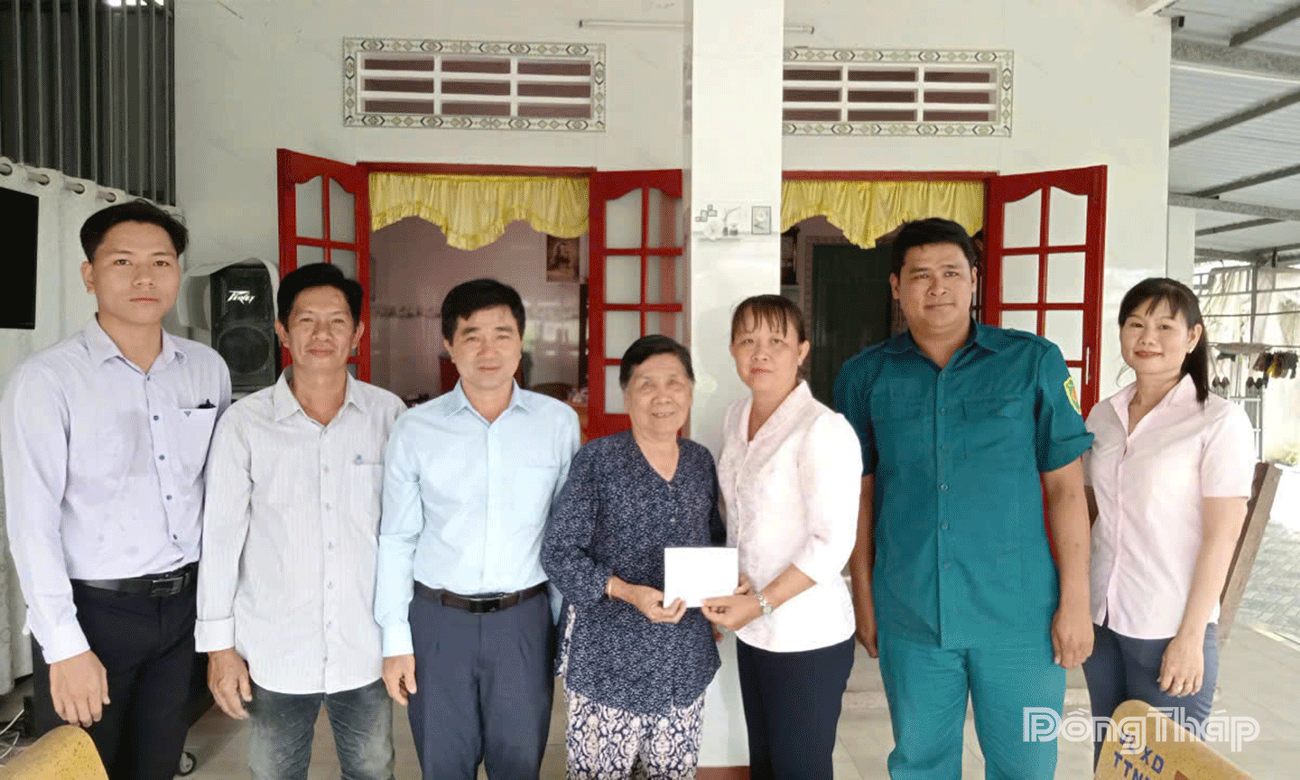 Đoàn lãnh đạo xã Gò Công Đông: Thăm gia đình chính sách nhân kỷ niệm 80 năm Cách mạng Tháng tám và Quốc khánh 2-9