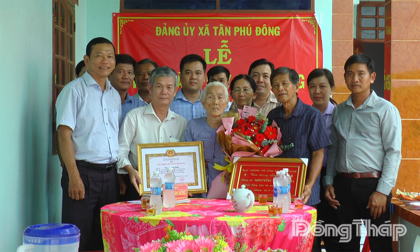 Đồng chí Đinh Văn Dũng tặng hoa chúc mừng đại hội.
