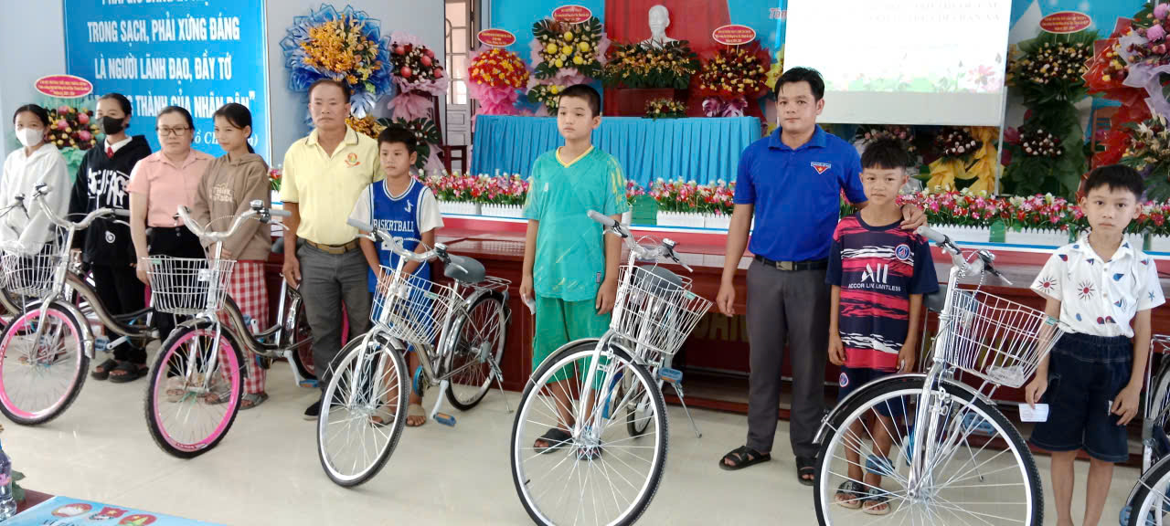 Các học sinh Tiểu học, Trung học cơ sở có hoàn cảnh khó khăn nhận xe đạp do các mạnh thường quân tài trợ.