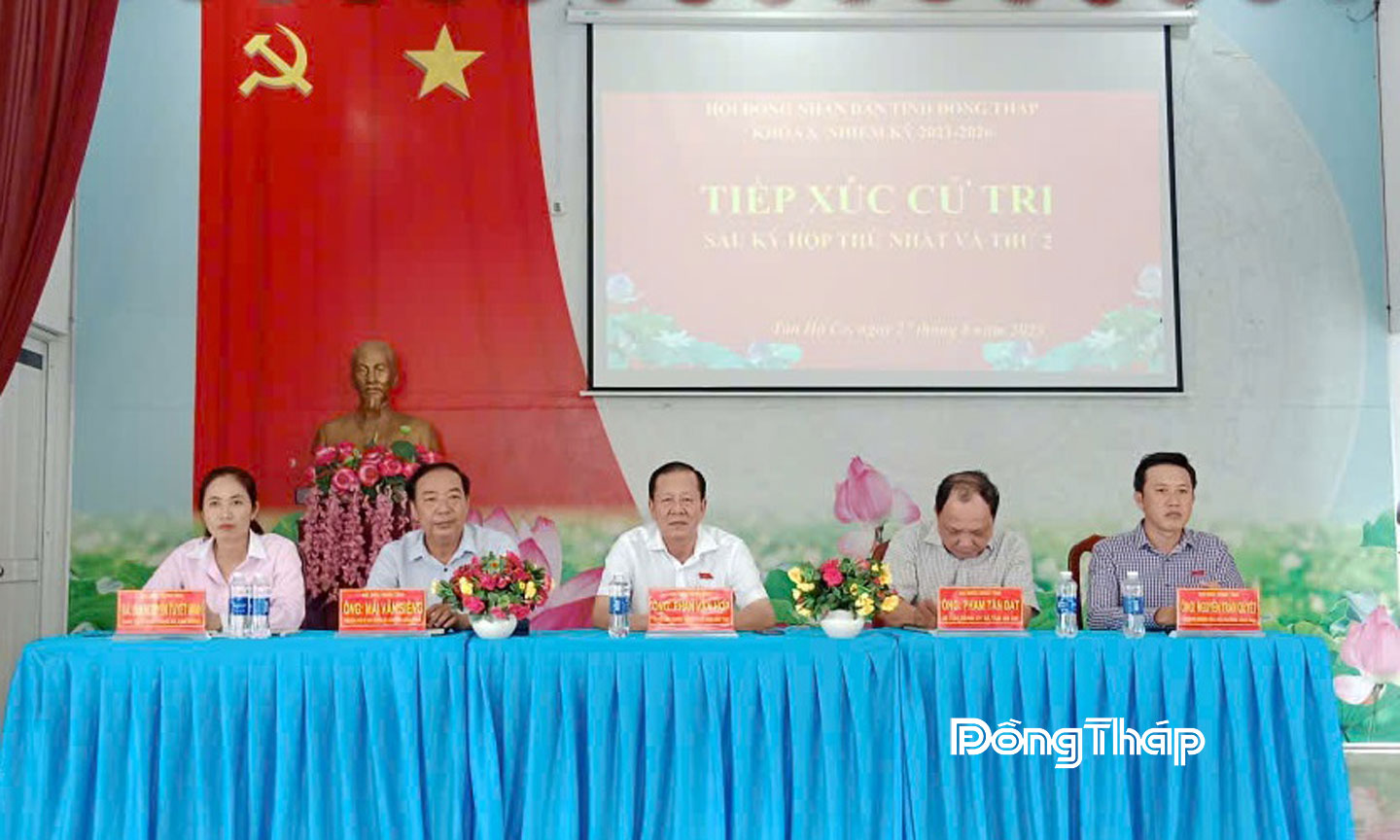 Các đại biểu HĐND tỉnh tại buổi tiếp xúc cử tri xã Tân Hộ Cơ.