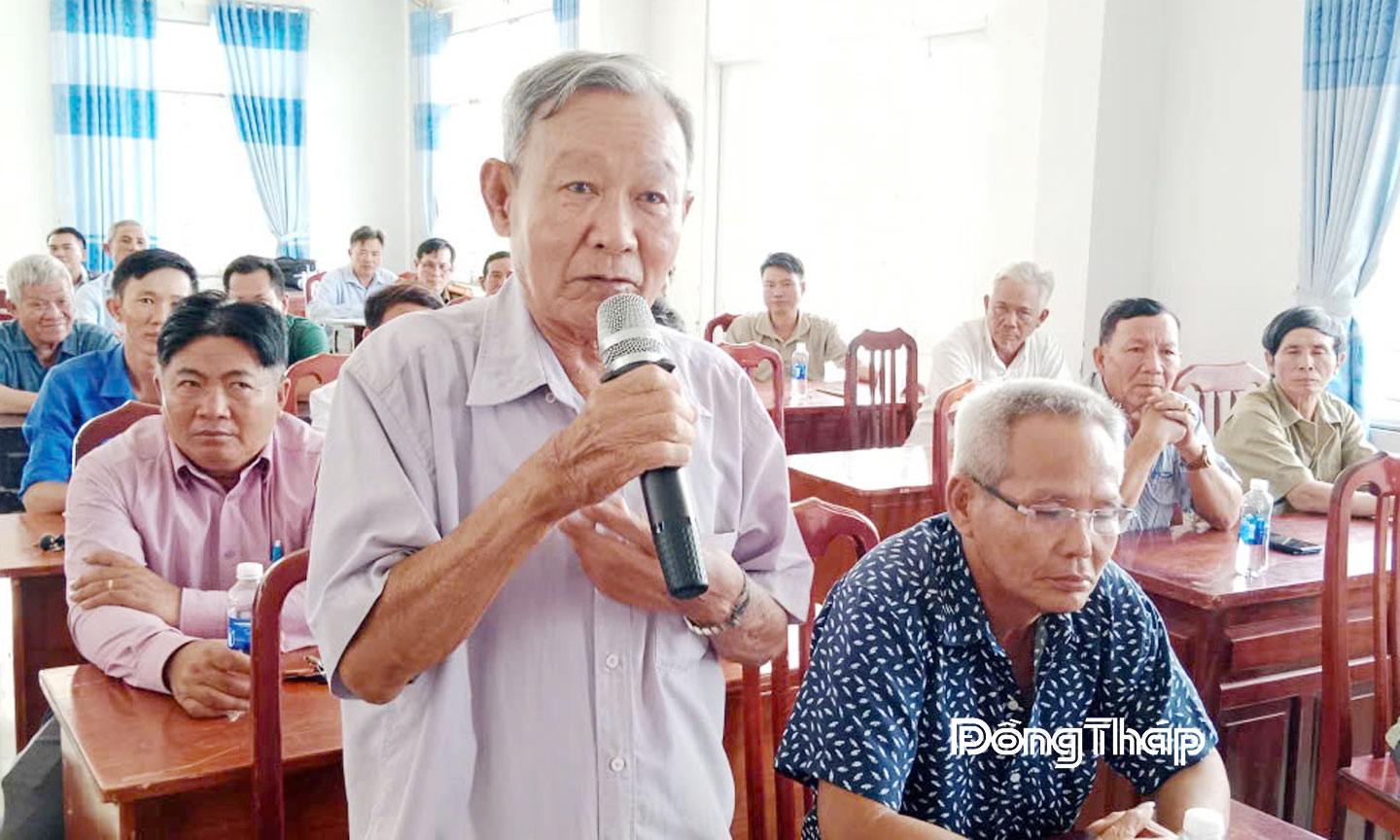 Cử tri xã Tân Hộ Cơ phát biểu ý kiến tại biểu tiếp xúc cử tri của HĐND tỉnh.
