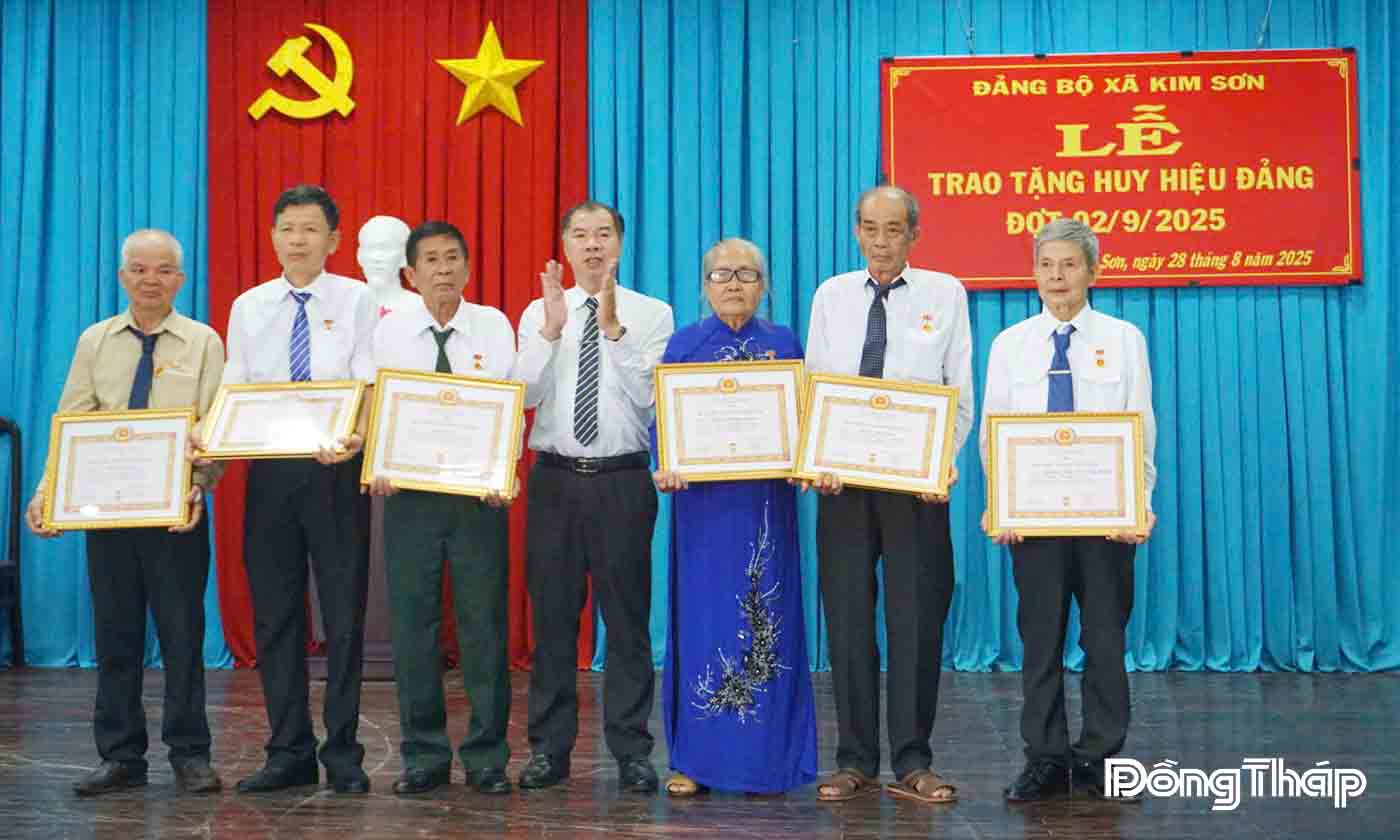 Bí thư Đảng uỷ xã Kim Sơn Hồ Văn Lăng trao Huy hiệu 45 năm tuổi Đảng cho các đảng viên. 