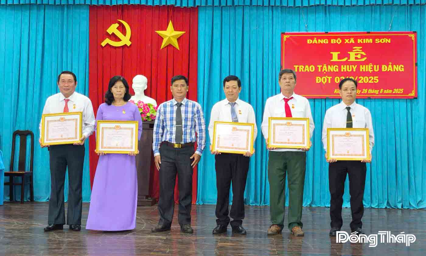 Trao Huy hiệu Đảng cho đảng viên xã Kim Sơn 
