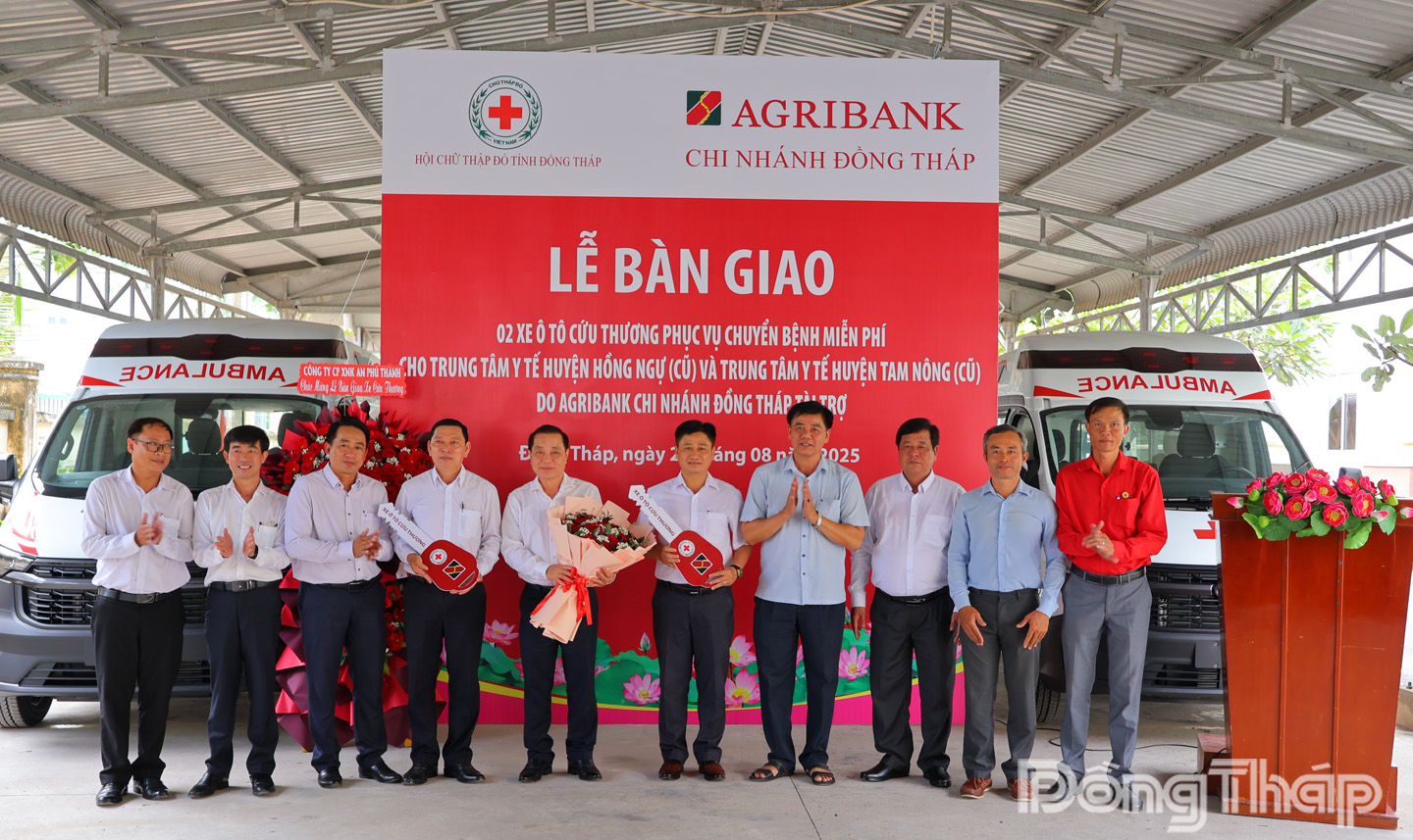 Ông Võ Văn Quốc Giám đốc Agribank Chi nhánh tỉnh Đồng Tháp (thứ 5 từ trái sang) trao tặng xe cứu thương cho Trung tâm Y tế khu vực Hồng Ngự 2 và Trung tâm Y tế khu vực Tam Nông .