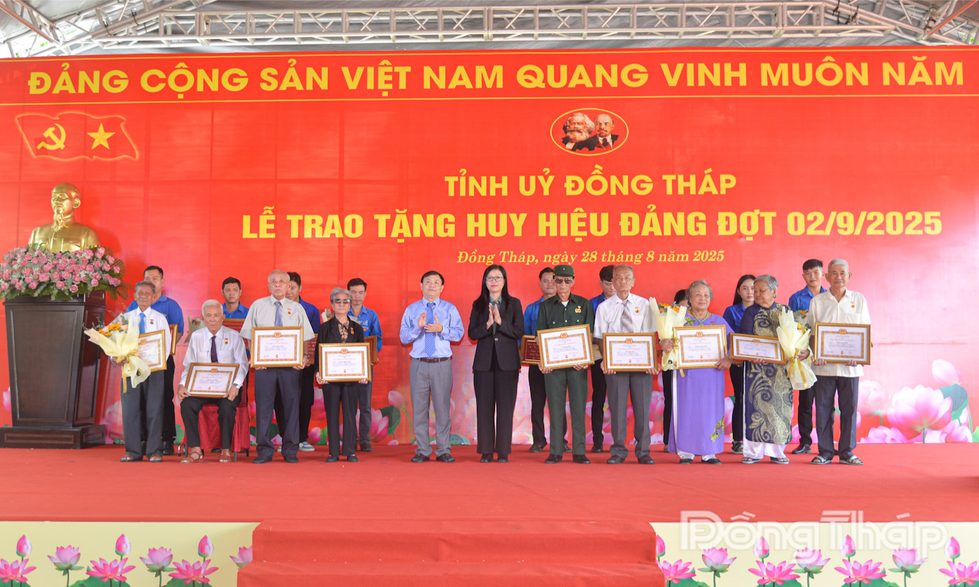 Đồng chí Phan Văn Thắng, Phó Bí thư Tỉnh ủy, Chủ tịch Ủy ban Mặt trận Tổ quốc Việt Nam tỉnh Đồng Tháp trao Huy hiệu Đảng cho đảng viên và Nguyễn Thị Kim Tuyến, Ủy viên Ban Thường vụ Tỉnh ủy, Trưởng Ban Tuyên giáo và Dân vận Tỉnh ủy tặng hoa chúc mừng các đồng chí được tặng Huy hiệu 60 năm tuổi Đảng.