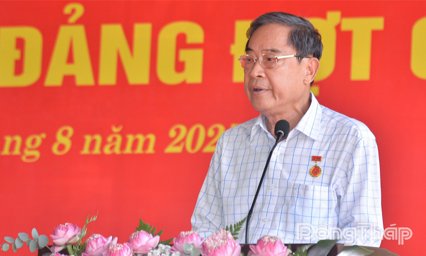 Đồng chí Võ Văn Khoa (Võ Xuân Nghĩa), nguyên Ủy viên Ban Thường vụ Tỉnh ủy, nguyên Chủ tịch UBND tỉnh Đồng Tháp, đảng viên Chi bộ Khóm 1, Đảng bộ phường Cao Lãnh, đảng viên được tặng Huy hiệu 55 năm tuổi Đảng phát biểu tại buổi lễ.